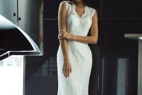 FRANCES
A fully laced gown with a v-neckline, lace sleeves and a key hole back.