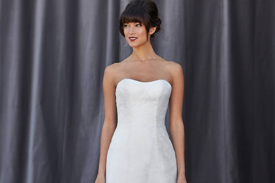 FYNNE
A classic, soft a-line gown with a strapless sweetheart neckline featuring an overlay of silver threaded netting and an additional overlay of tulle that gives this gown softness and shimmer.