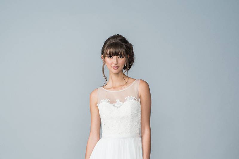 Style Hudson <br> Illusion jewel bodice with a sweetheart neckline, beaded lace appliqué, satin underlay, some A-line skirt, illusion lace back with fabric buttons and a zipper. 