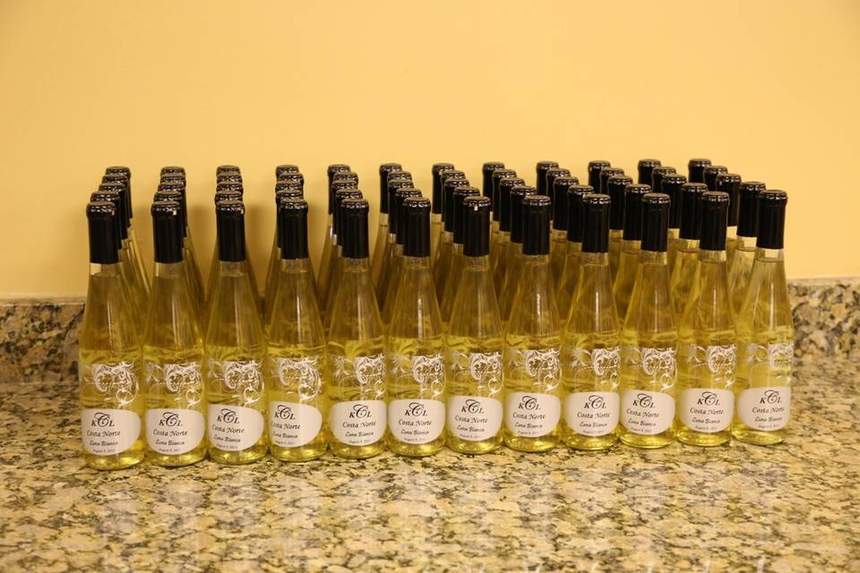 Where to Find Mini Wine Bottles for Your Wedding