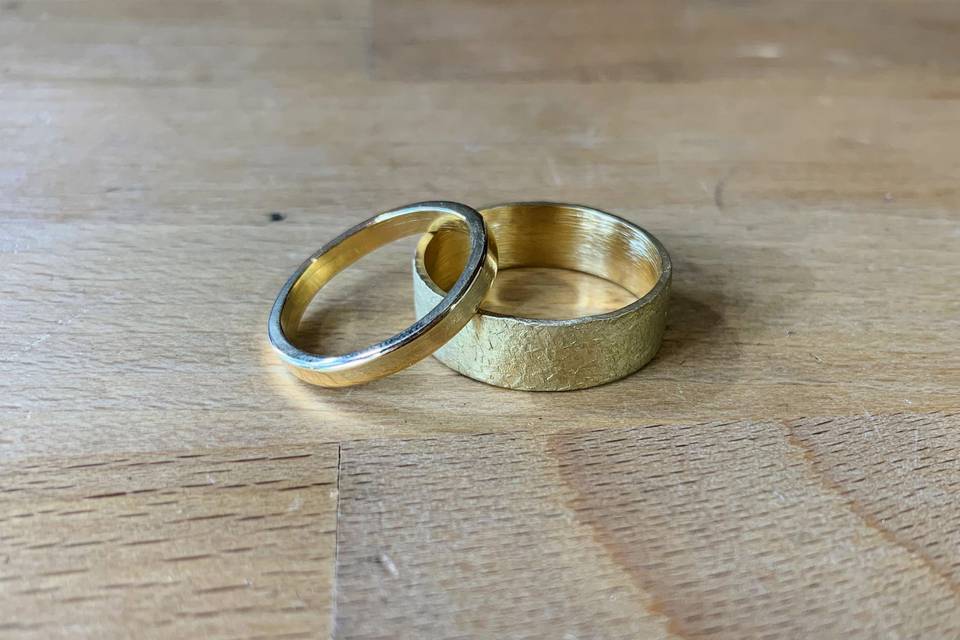 18k yellow gold bands
