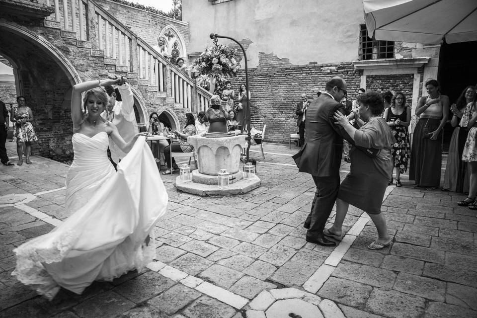 venice wedding, bride and father dance