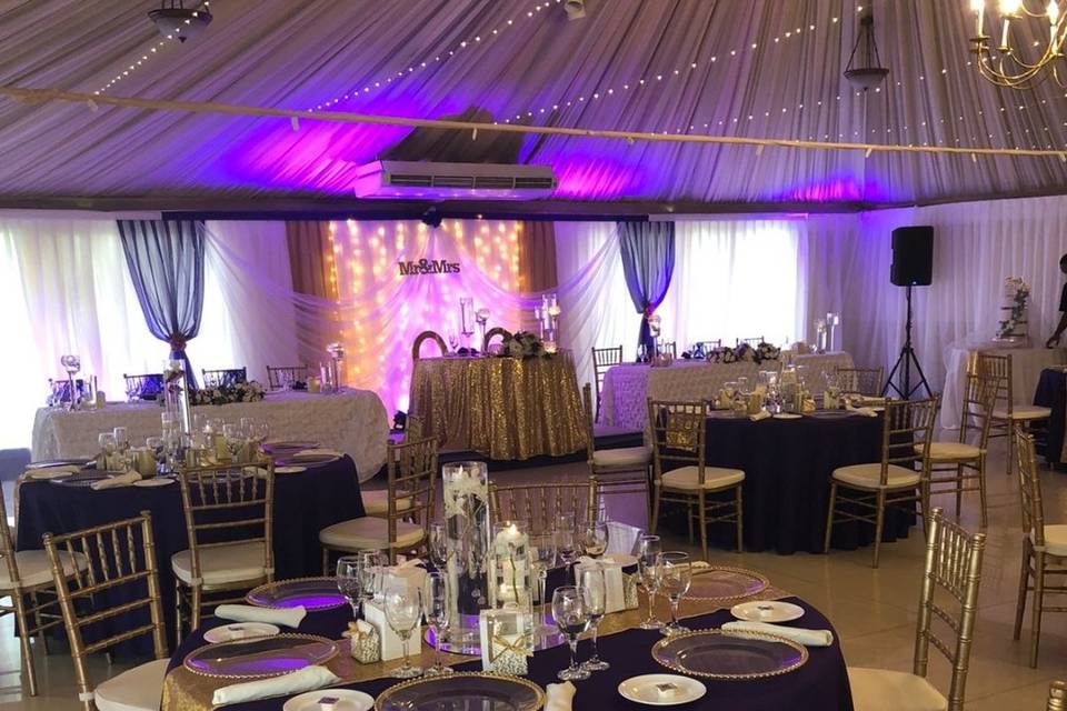 Blue and gold reception décor