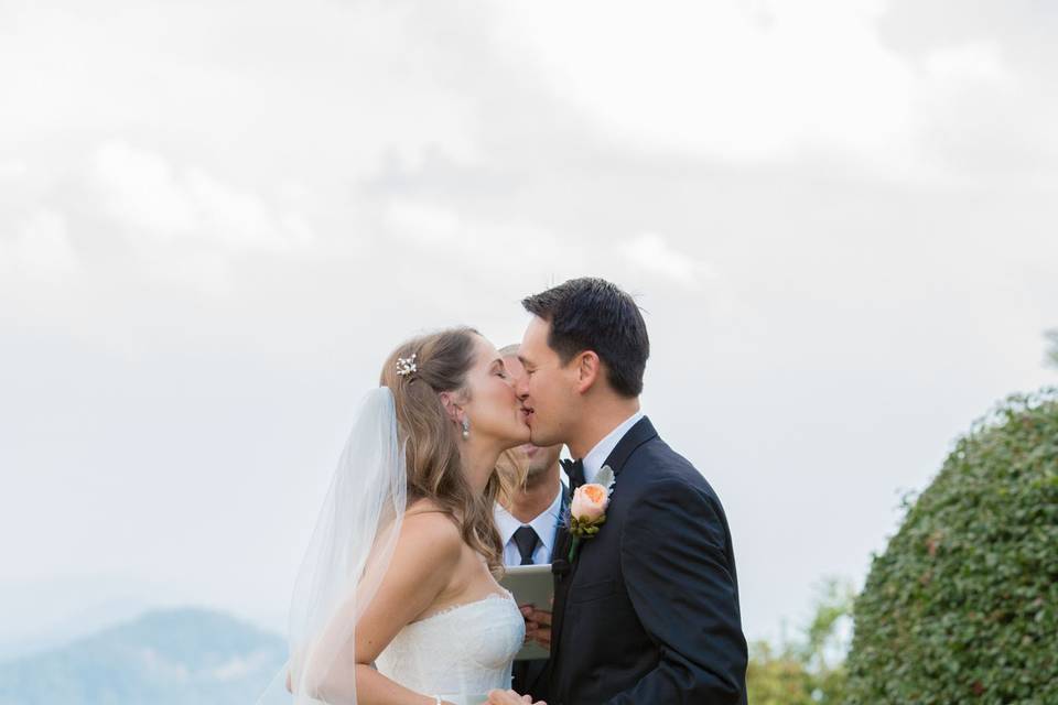 Couple kissing - burton photography