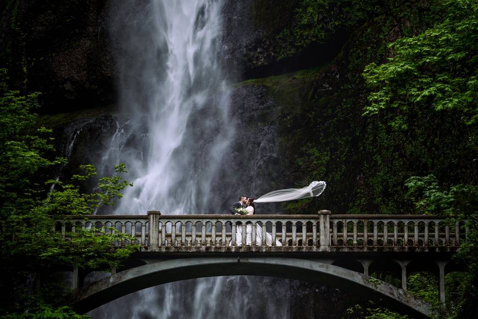 Oregon waterfall wedding