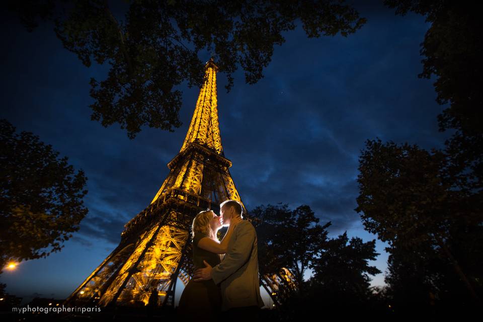 Couple in front of the Eiffel