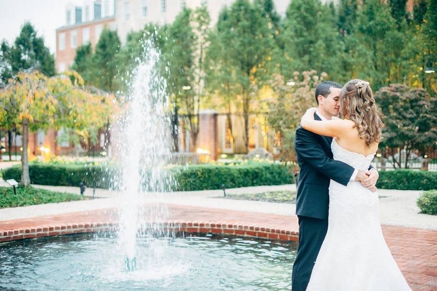 Kissing by the fountain