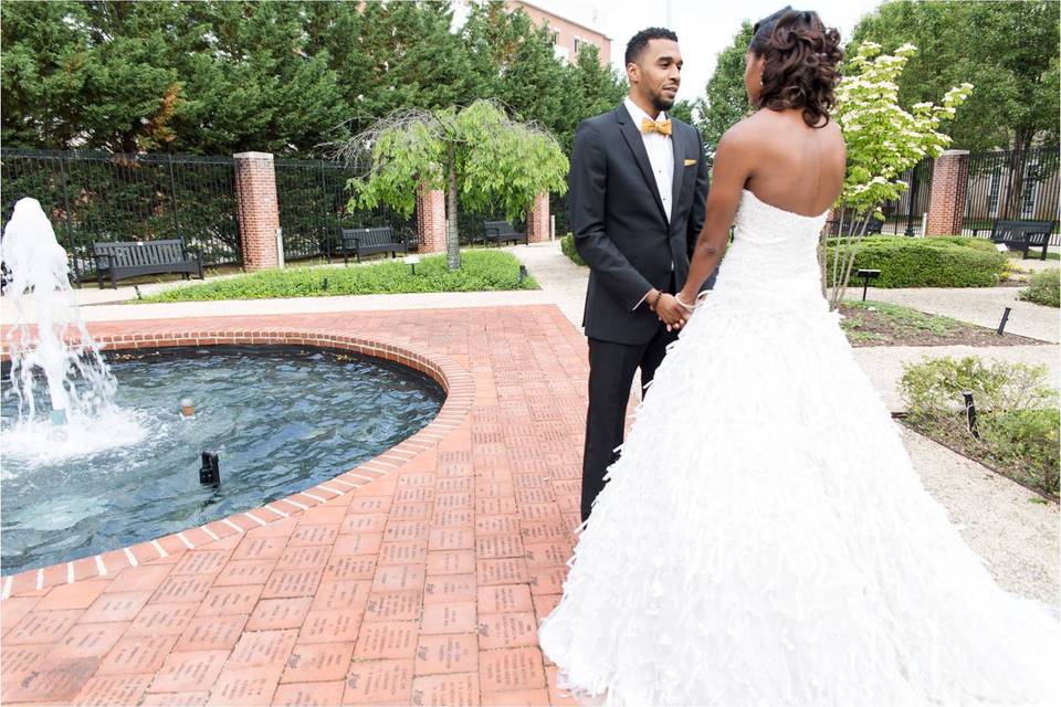 Newlyweds by the fountain