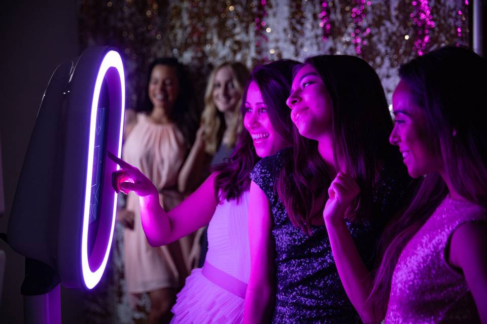 Ladys at the photo booth