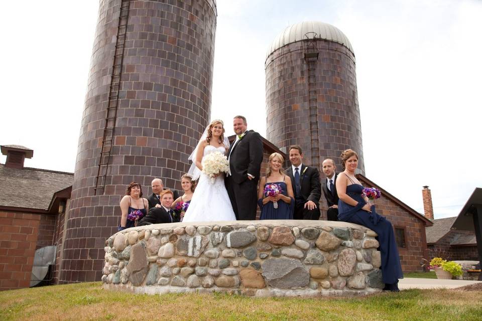 Couple with bridesmaids and groomsmen