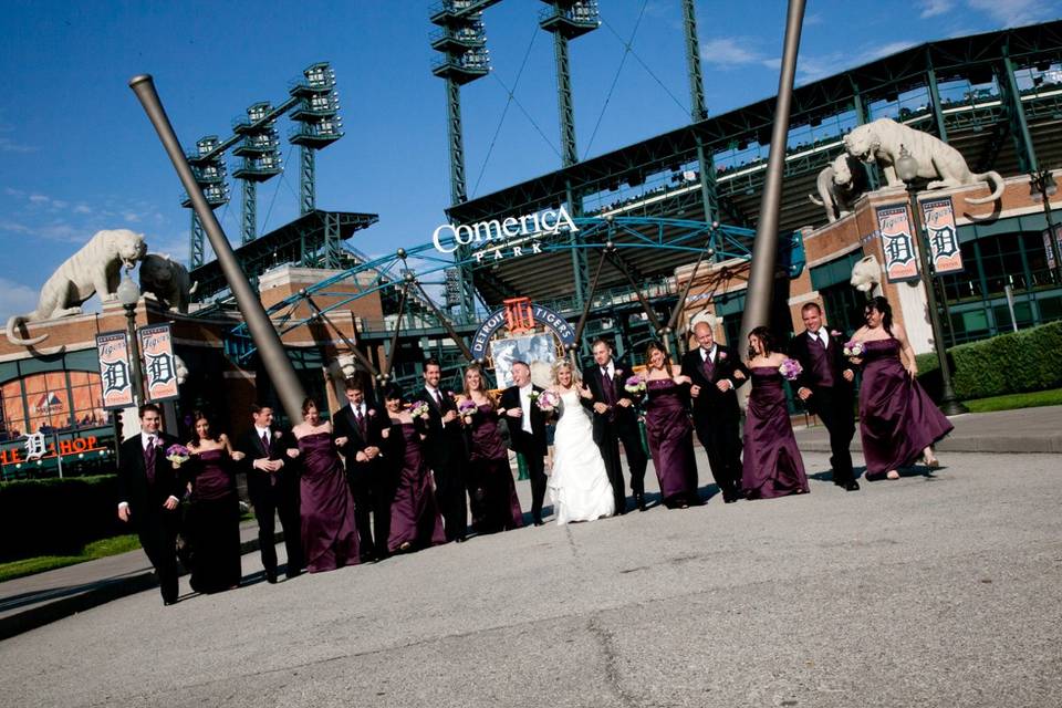 Couple with bridesmaids and groomsmen