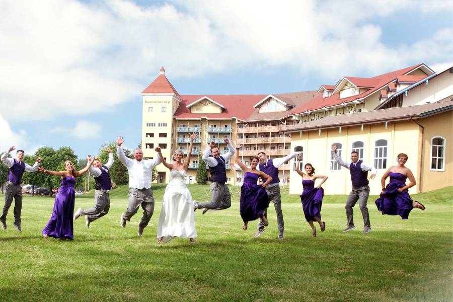 Couple with bridesmaids and groomsmen