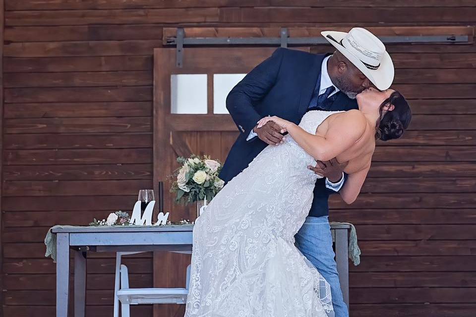 Kiss at the sweetheart table