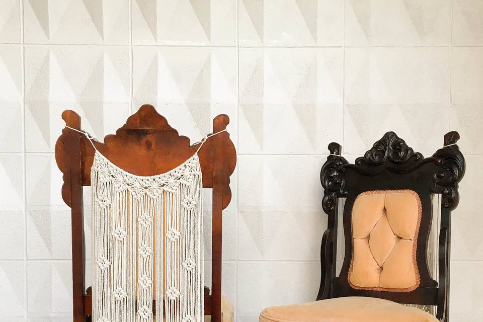 2 chair backers :
Adjustable length for larger or smaller chairs