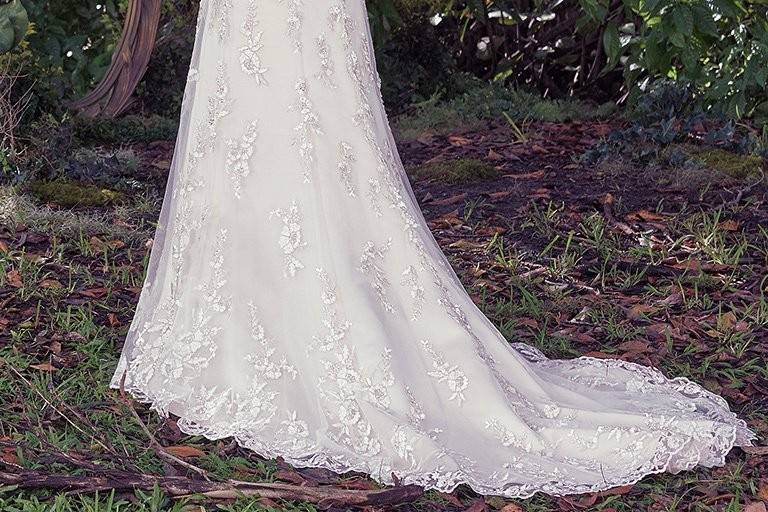 Backless lace wedding dress