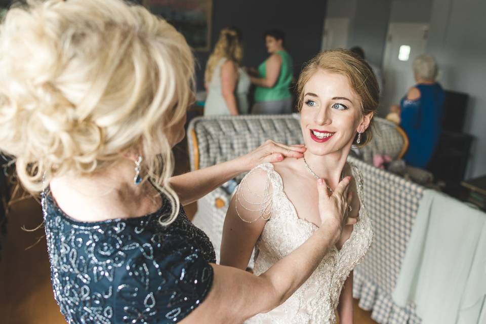 Pittsburgh bride getting ready