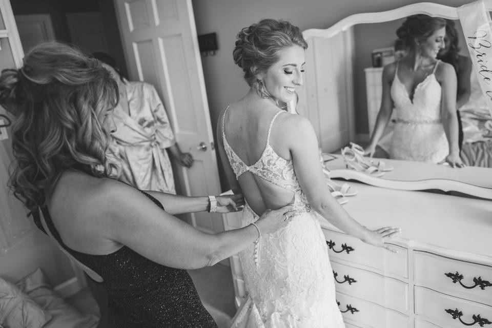 Pittsburgh bride getting ready