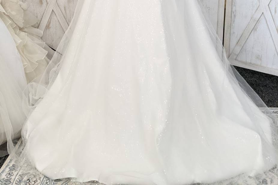 V-neck wedding dress with capped sleeves