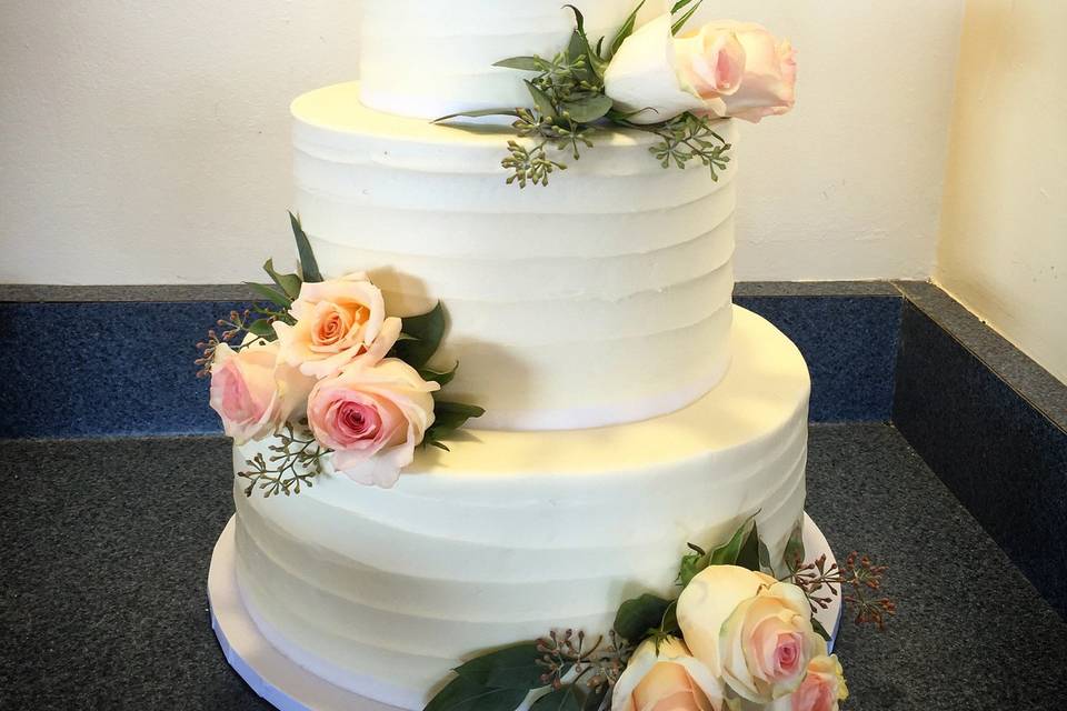 Fresh roses and rippled buttercream