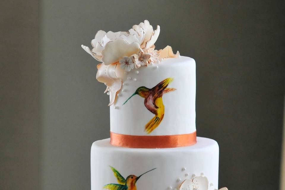 Hand painted hummingbirds on fondant with sugar flowers