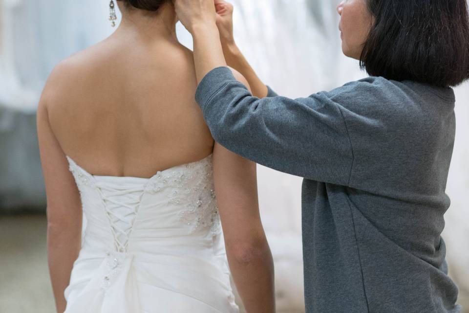 Fixing the bride's hair