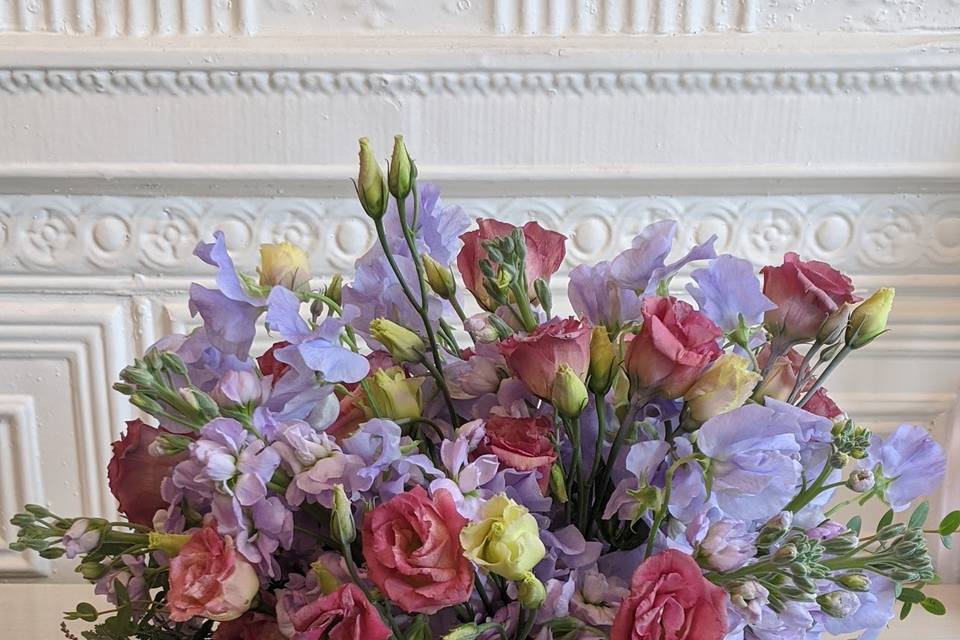 Sweet peas and lisianthus