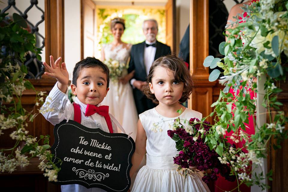 Children open the ceremony