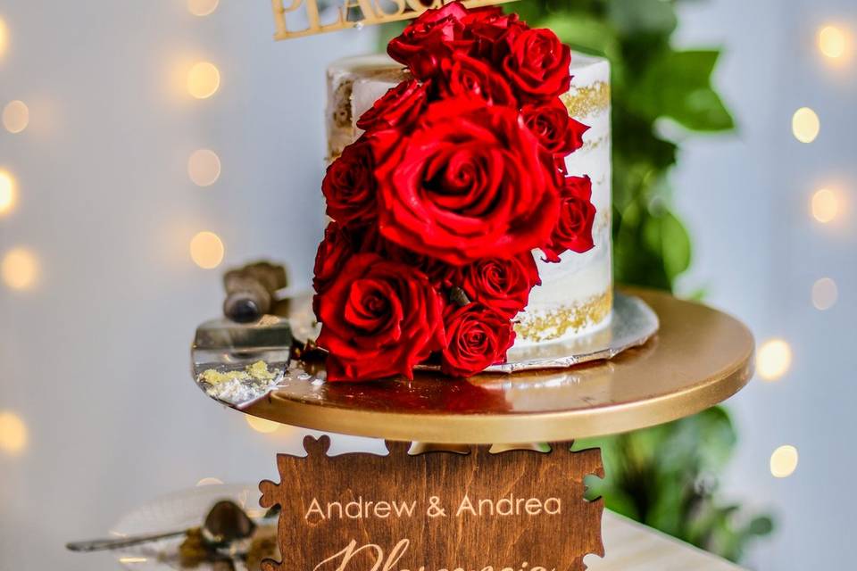 Cake w/red roses