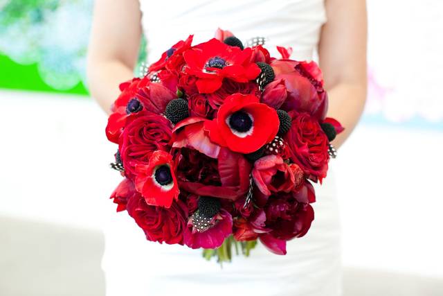 A red bouquet for a red and black wedding. Add some dotted feathers and you have yourself a party!