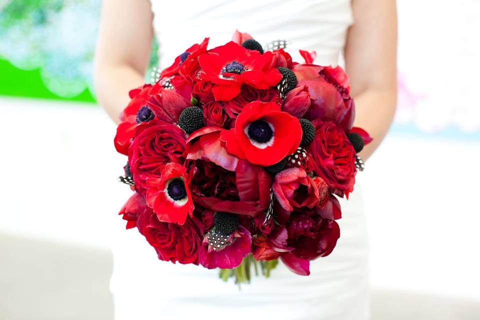 A red bouquet for a red and black wedding. Add some dotted feathers and you have yourself a party!