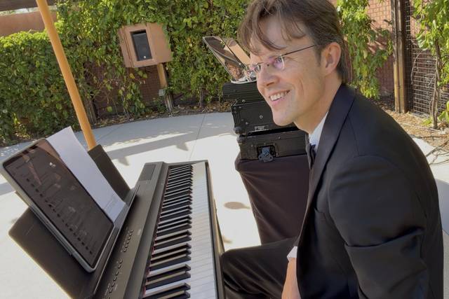 Live Piano Cocktail Hour