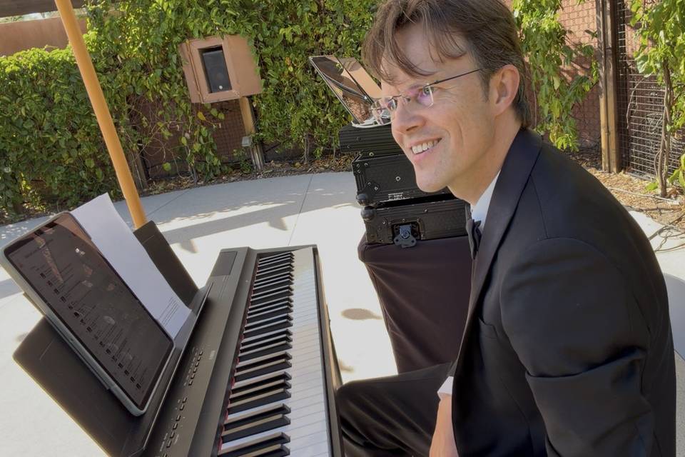 Live Piano Cocktail Hour