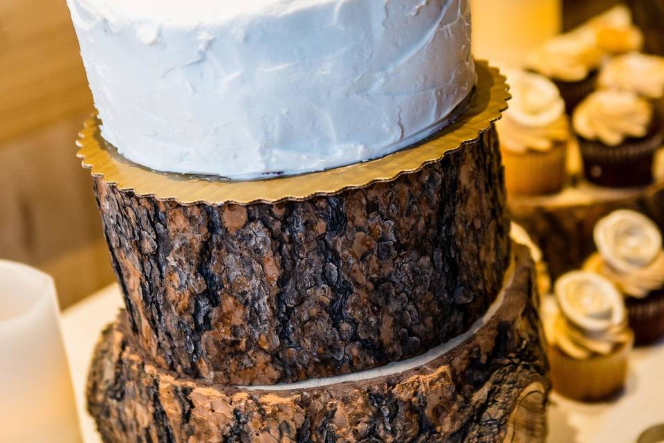 Rustic wedding cake