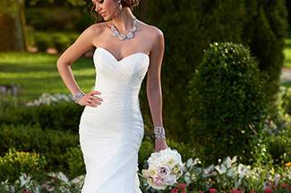 The perfect balance of sophistication and simplicity, this Stella York strapless fit-and-flare wedding gown features a beautifully asymmetrical ruched bodice and skirt. You’ll love how the sweetheart neckline frames your face, while the figure-flattering fitted bodice flows elegantly into a full skirt just below the hip.