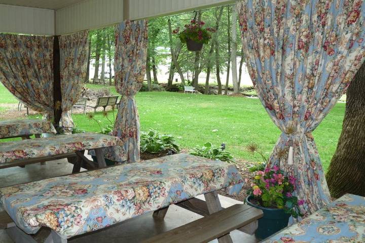 Romantic outdoor ceremony