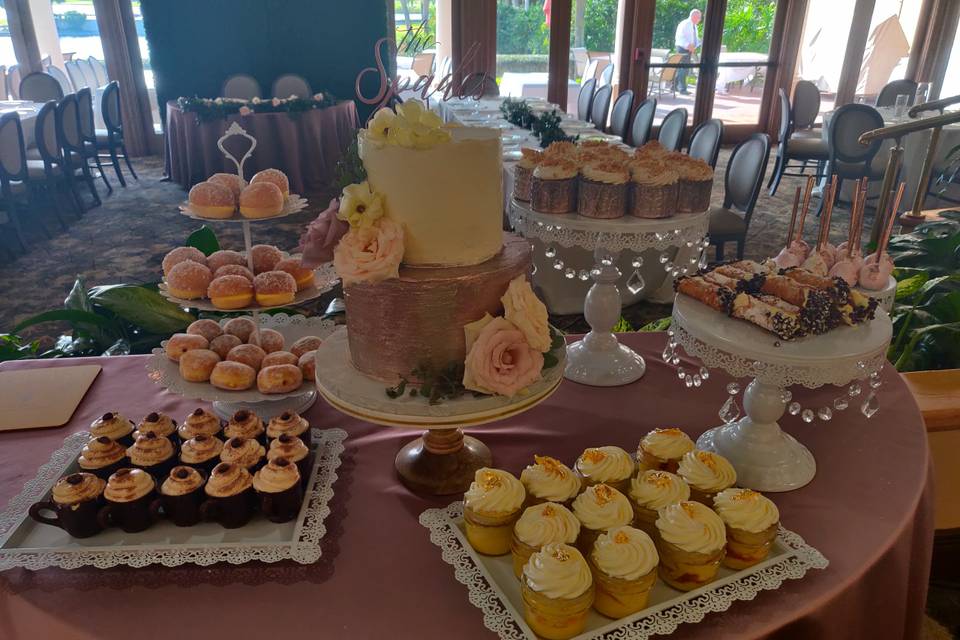 Intimate cake with desserts