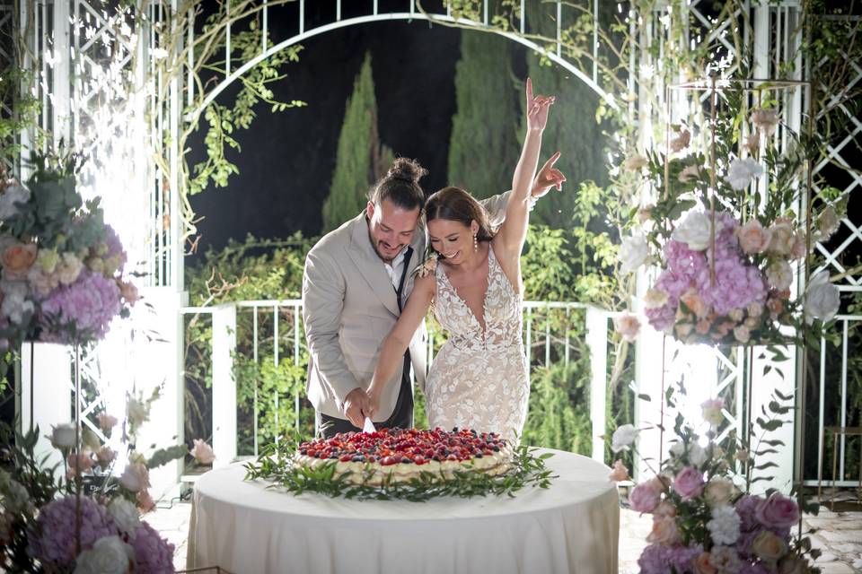 Cutting cake