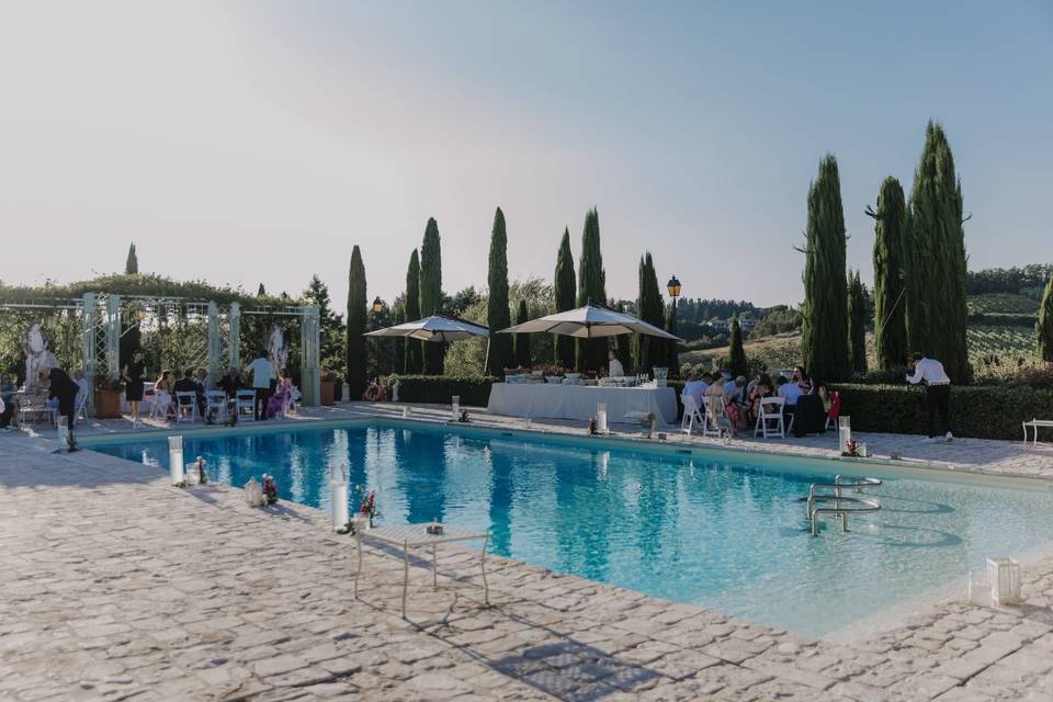 Stand cocktail by the pool