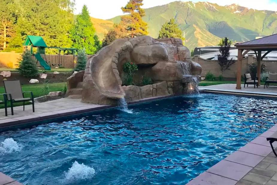 Pool with bubblers