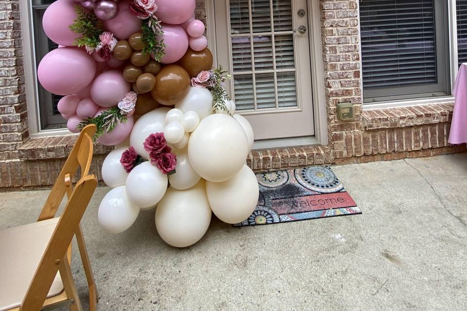 Outdoor balloon installation