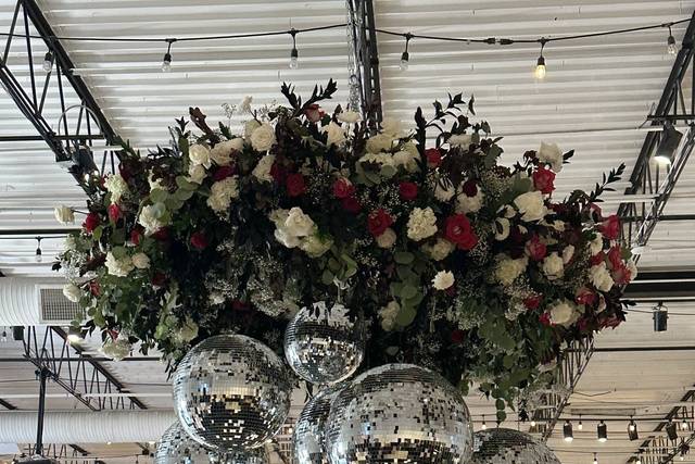Floating centerpiece