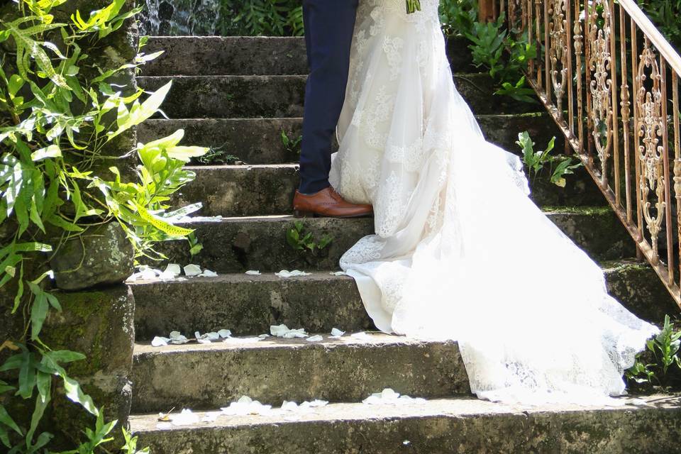 Couple posing on the stairs