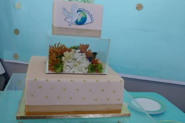 Square cake with natural flowe