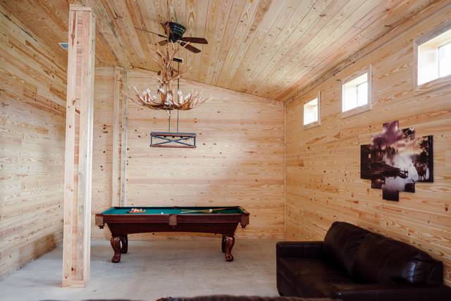 Groom's Lounge