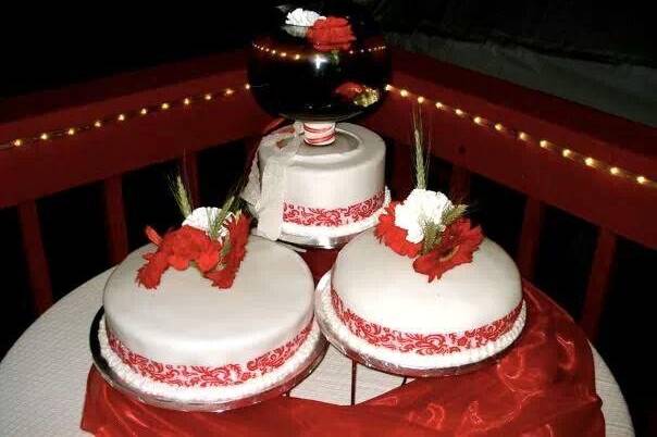 Wedding cake with fish bowl and fresh flowers as toppers