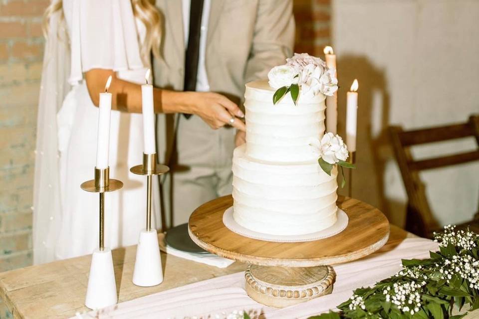 Couple cutting the cake
