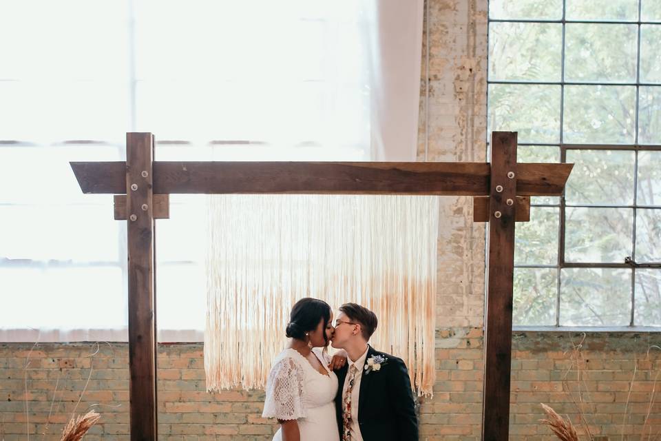 Couple kissing under the arch