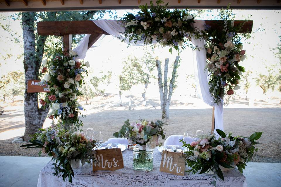Arch & Sweetheart Table