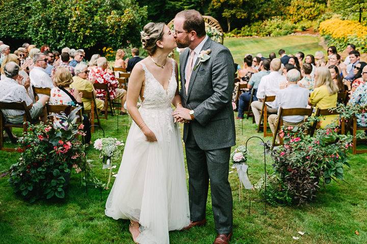 A kiss down the aisle