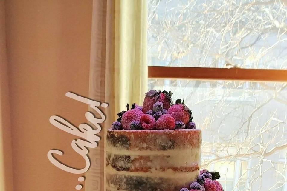 Naked cake with berries